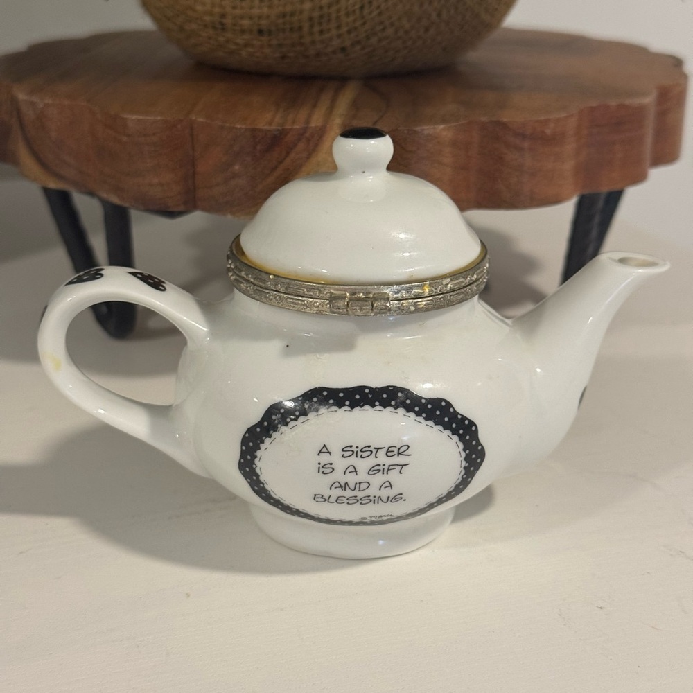 Children of the Inner Light Ceramic White ‘Sisters’ Teapot with Hinged Lid - Picture 4 of 6